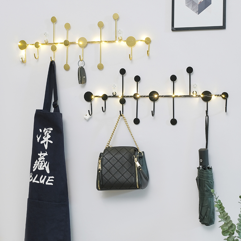 Geležinė drabužių kabykla su lapų motyvu ant įėjimo durų, be gręžimo montavimo, apkrova 5–10 kg, šviesus prabangos stilius