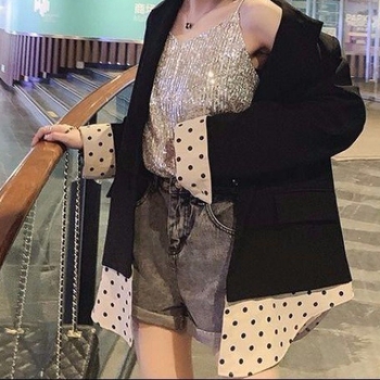 Moteriška be rankovių cami su V formos iškirpte ir blizgučiais, labai trumpas topas, poliesteris 90–95%, pavasaris 2022