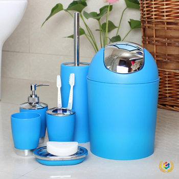 Plastikų šešių dalių vonios komplektas su dantų šepetėlių laikikliu, losijono buteliu, muilo dozatoriumi, šiukšlių dėžute, tualeto šepetėliu; logotipo spauda; neimportuotas