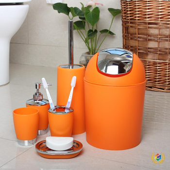 Plastikų šešių dalių vonios komplektas su dantų šepetėlių laikikliu, losijono buteliu, muilo dozatoriumi, šiukšlių dėžute, tualeto šepetėliu; logotipo spauda; neimportuotas