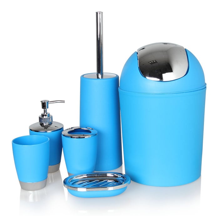 Plastikų šešių dalių vonios komplektas su dantų šepetėlių laikikliu, losijono buteliu, muilo dozatoriumi, šiukšlių dėžute, tualeto šepetėliu; logotipo spauda; neimportuotas