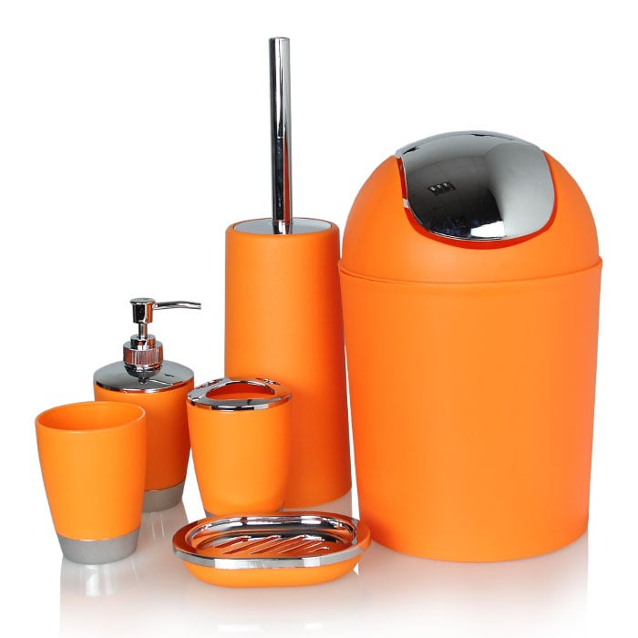 Plastikų šešių dalių vonios komplektas su dantų šepetėlių laikikliu, losijono buteliu, muilo dozatoriumi, šiukšlių dėžute, tualeto šepetėliu; logotipo spauda; neimportuotas