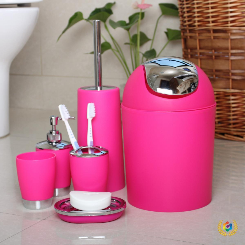 Plastikų šešių dalių vonios komplektas su dantų šepetėlių laikikliu, losijono buteliu, muilo dozatoriumi, šiukšlių dėžute, tualeto šepetėliu; logotipo spauda; neimportuotas