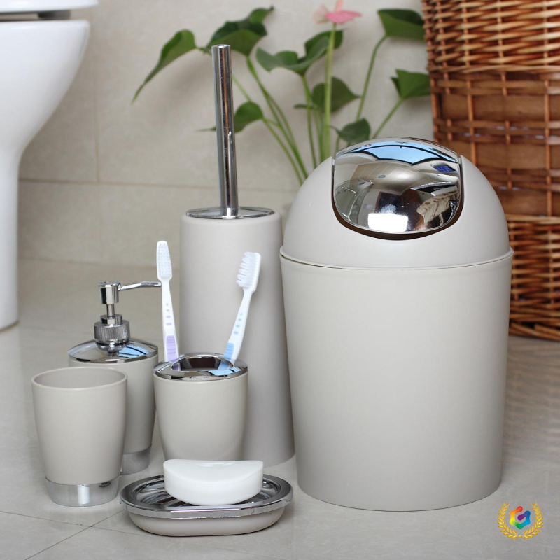 Plastikų šešių dalių vonios komplektas su dantų šepetėlių laikikliu, losijono buteliu, muilo dozatoriumi, šiukšlių dėžute, tualeto šepetėliu; logotipo spauda; neimportuotas