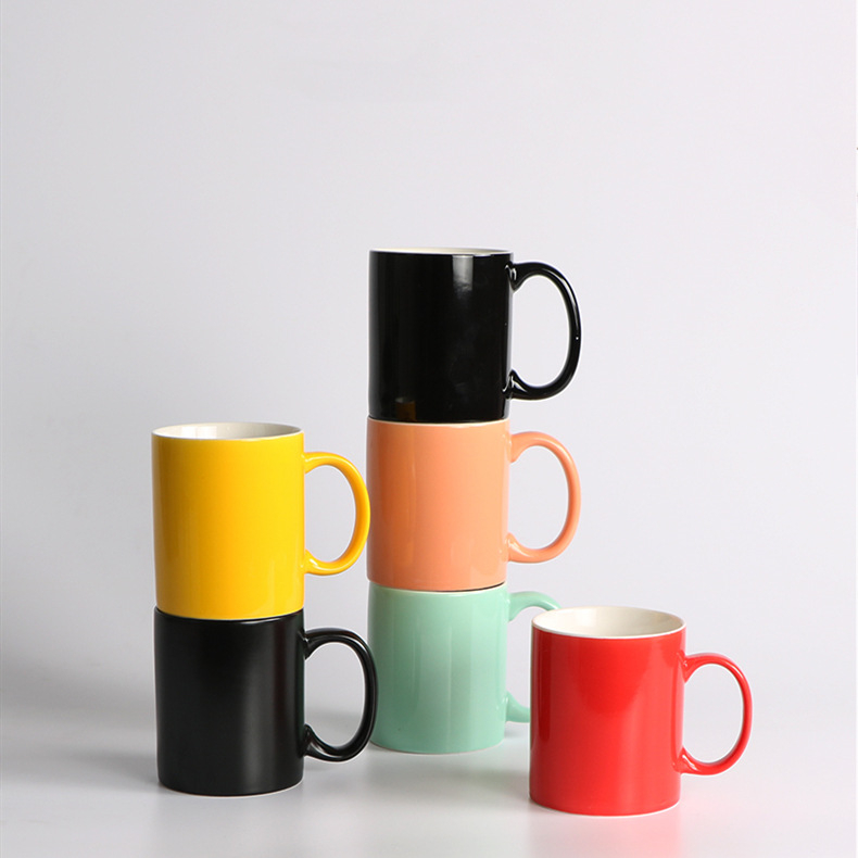 Keraminė puodelis su logotipo atspaudu, cilindrinė forma, karikatūrų motyvas, mikrobangų krosnelėms tinkamas