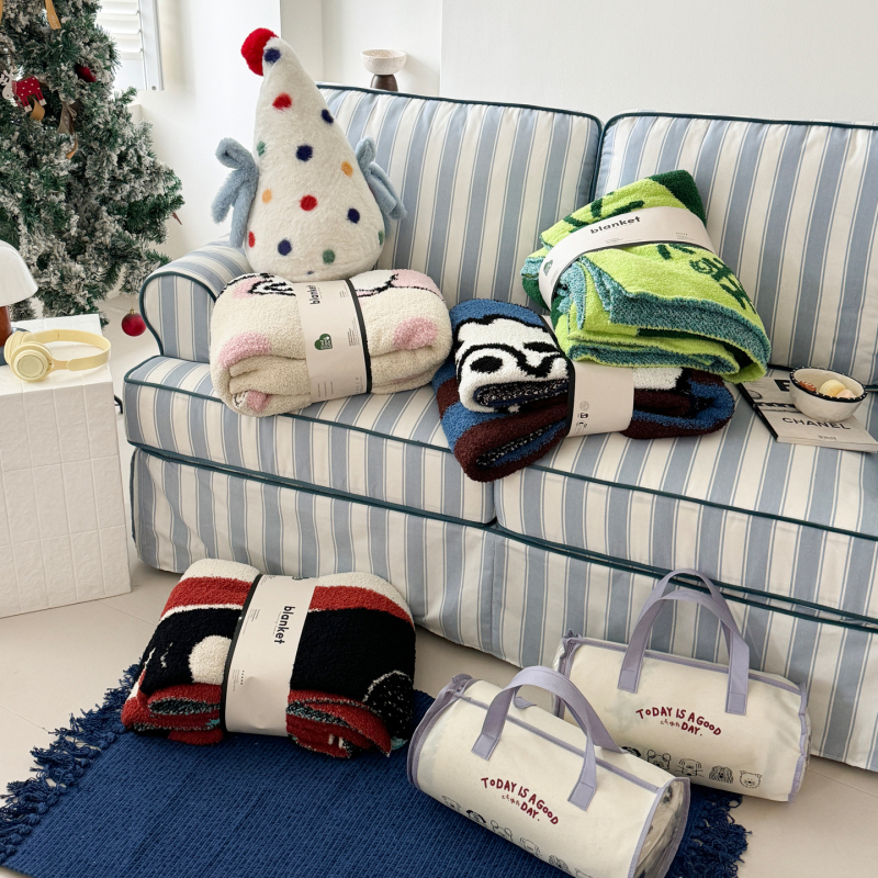 Megzta pledė, lengva, mažiau nei 300 g, visam sezonui, paprastas šiuolaikiškas stilius, pledė iš cheminių pluoštų