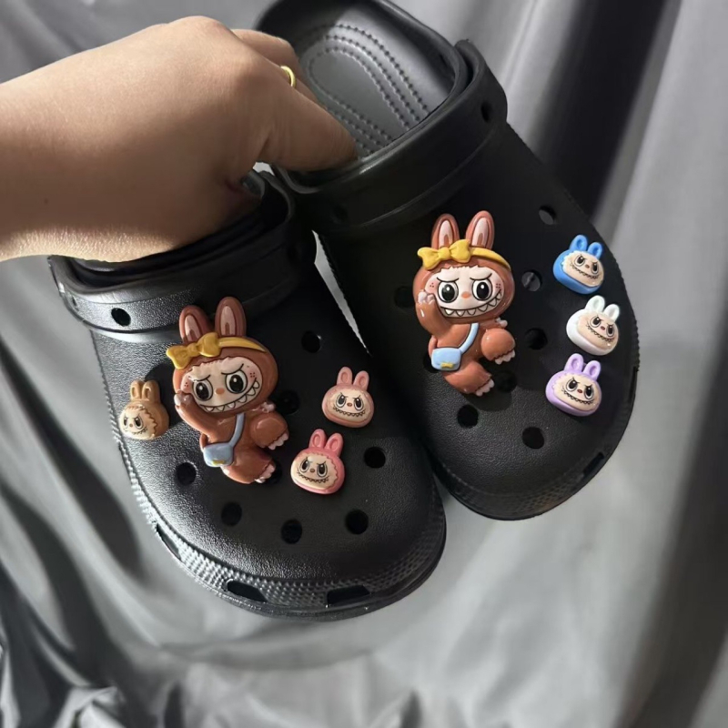 RY0001-0513 Rongyun`s family - DIY batų aksesuarai: suderinami su sportbačiais, odiniais batais, batų, sandalų ir kt.; stilius Crocs sagtis, Cartoon Paradise; nuimamos batų gėlytės; tinkama vasarai, žiemai, pavasariui ir rudeniui