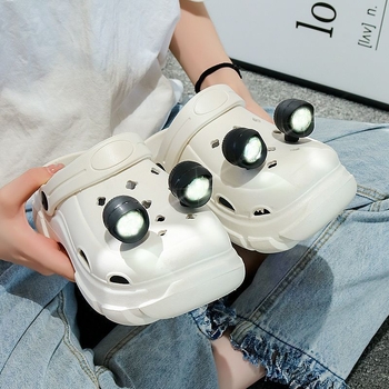 Moterų perforuotos šlepetės su šviesa — 2024 naujas stilius, PVC viršus, PVC padai, injekcinis padas, du dėvėjimo būdai