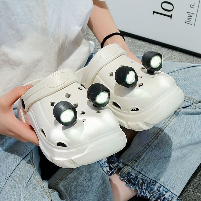 Moterų perforuotos šlepetės su šviesa — 2024 naujas stilius, PVC viršus, PVC padai, injekcinis padas, du dėvėjimo būdai