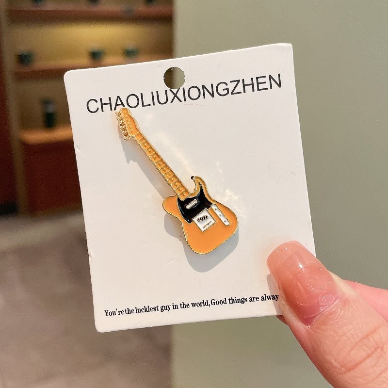 Elektrinės gitaros segė - madingas japonų-korejiečių stilius, miela karikatūrų poros ženkliukas, lydinys su sidabro arba aukso danga, dviguba naudojimo, pavasaris 2023