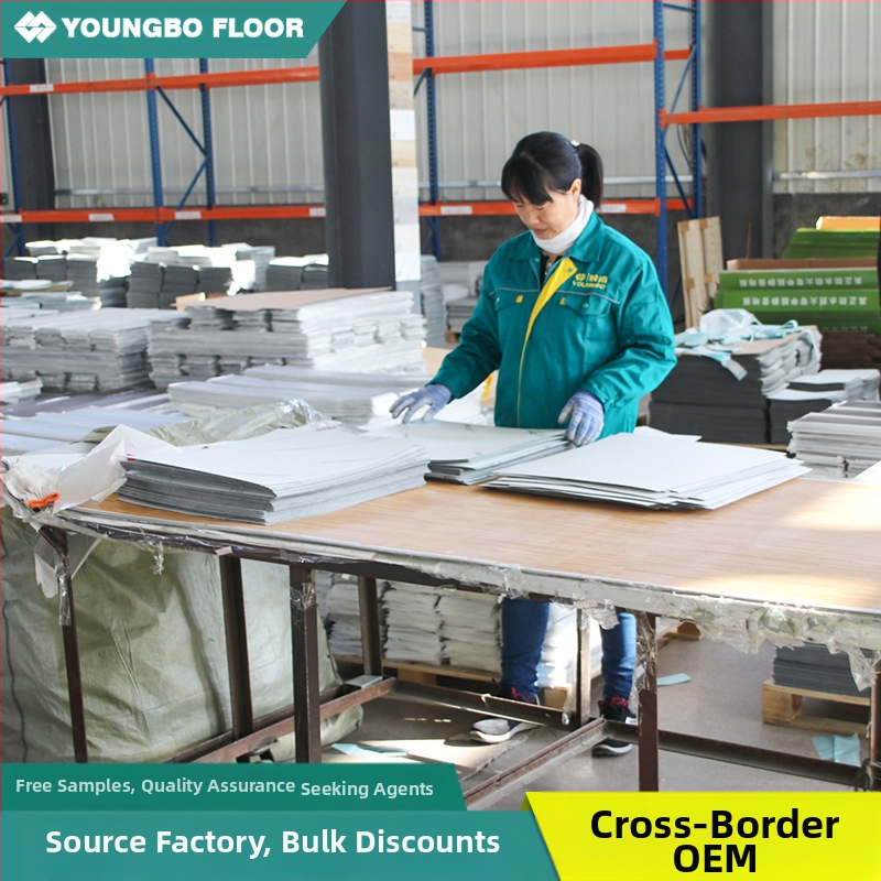 Самозалепваща PVC подова настилка (LVT) с дървесен модел, имитираща дърво, дебелина 1,5 мм, подсилена износоустойчивост, модерен минимализъм