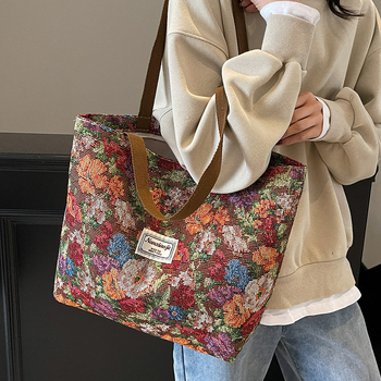 Γυναικεία τσάντα tote από καμβά σε στυλ λαϊκό-εθνικό, με φερμουάρ, οριζόντιου τετράγωνου σχήματος