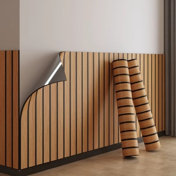 Savarankiškai klijuojama PVC sienų danga su medžio faktūra ir grotelės raštu, atspari vandeniui ir drėgmei, skirtas svetainės televizoriaus fono sienai