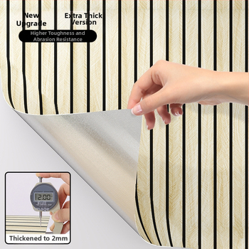 Savarankiškai klijuojama PVC sienų danga su medžio faktūra ir grotelės raštu, atspari vandeniui ir drėgmei, skirtas svetainės televizoriaus fono sienai