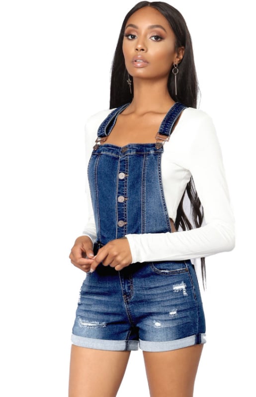 Farmernadrág vállpántos rövidnadrág, magas derekú, szakadt szegély, elasztikus anyag