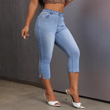 Női szűk szabású farmer rövidnadrág, középmagas derekú, rövid fazon, anyag 80–90% pamut, kevesebb mint 30% poliészter, utcai hipster stílus.