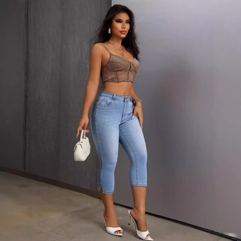 Női szűk szabású farmer rövidnadrág, középmagas derekú, rövid fazon, anyag 80–90% pamut, kevesebb mint 30% poliészter, utcai hipster stílus.