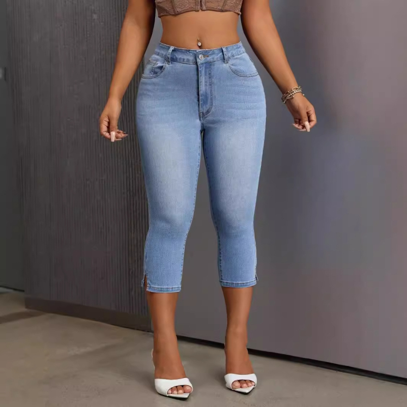 Női szűk szabású farmer rövidnadrág, középmagas derekú, rövid fazon, anyag 80–90% pamut, kevesebb mint 30% poliészter, utcai hipster stílus.