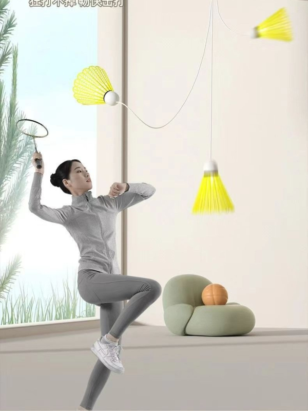 Badminton treniruoklis, plieno lydinio rėmas, svoris 95–100 g, rankenos storis G2, tiesus smūgis