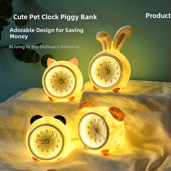 Vaikų stalo laikrodis su taupymo dėžute ir naktiniu apšvietimu, baterijomis maitinamas mechaninis judesys, vienpusis plastikinis korpusas, animacinio stiliaus