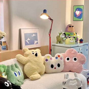 Pliušinis pagalvėlis su kačiuko ir meškiuko motyvu, animacinis siuvinėjimas, mielas stilius, PP medvilnės užpildas