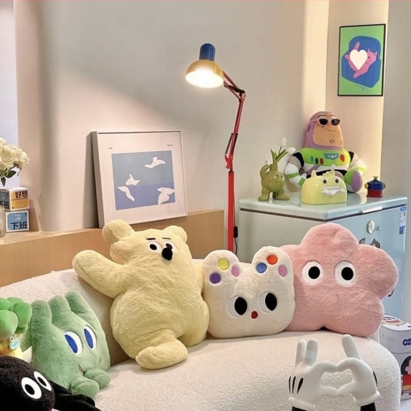 Pliušinis pagalvėlis su kačiuko ir meškiuko motyvu, animacinis siuvinėjimas, mielas stilius, PP medvilnės užpildas