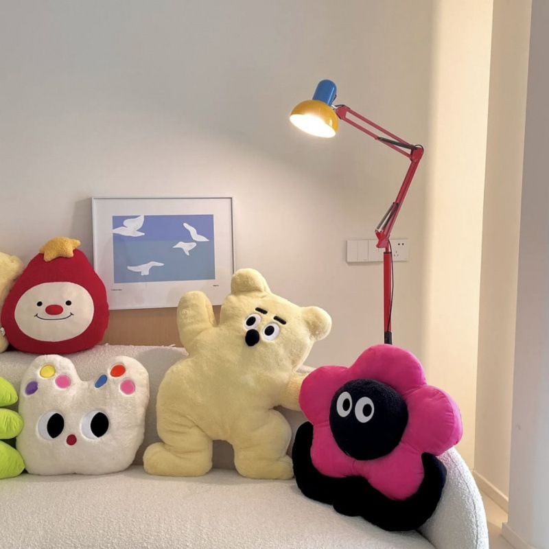 Pliušinis pagalvėlis su kačiuko ir meškiuko motyvu, animacinis siuvinėjimas, mielas stilius, PP medvilnės užpildas