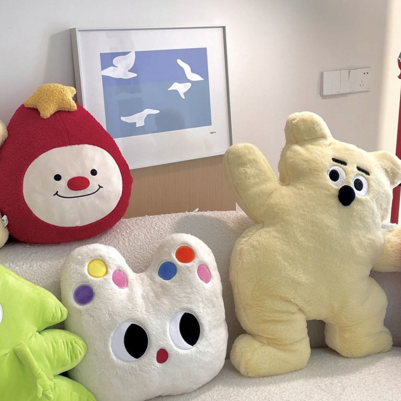 Pliušinis pagalvėlis su kačiuko ir meškiuko motyvu, animacinis siuvinėjimas, mielas stilius, PP medvilnės užpildas