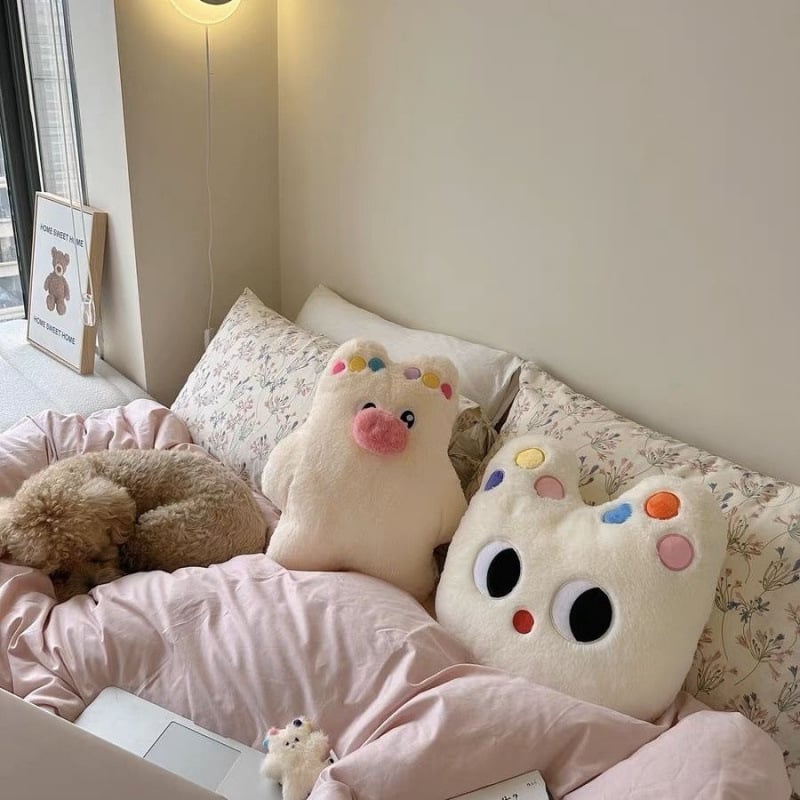 Pliušinis pagalvėlis su kačiuko ir meškiuko motyvu, animacinis siuvinėjimas, mielas stilius, PP medvilnės užpildas