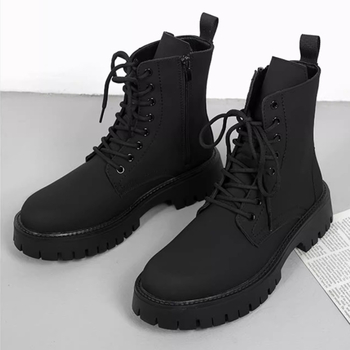 Martinio auliniai batai, aukšti, britiško stiliaus – viršus: dviejų sluoksnių karvės odos; padas: guma; nosis: apvali; kulno aukštis: vidutinis (3–5 cm); kulno forma: stačiakampė