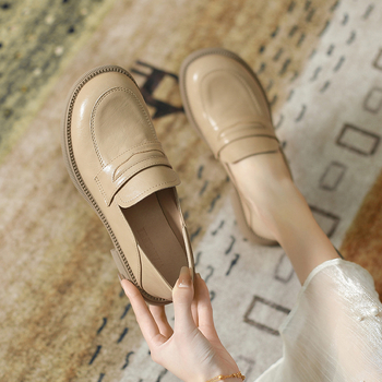 Γυναικείοι loafers από γνήσιο δέρμα, με στρογγυλό δάχτυλο, επάνω από δύο στρώσεις δέρματος, μεσαία φτέρνα 3-5 cm, καουτσούκ σόλα