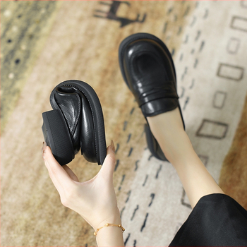 Γυναικείοι loafers από γνήσιο δέρμα, με στρογγυλό δάχτυλο, επάνω από δύο στρώσεις δέρματος, μεσαία φτέρνα 3-5 cm, καουτσούκ σόλα