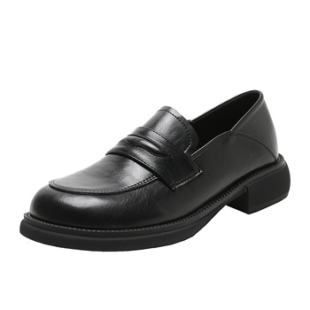 Γυναικείοι loafers από γνήσιο δέρμα, με στρογγυλό δάχτυλο, επάνω από δύο στρώσεις δέρματος, μεσαία φτέρνα 3-5 cm, καουτσούκ σόλα