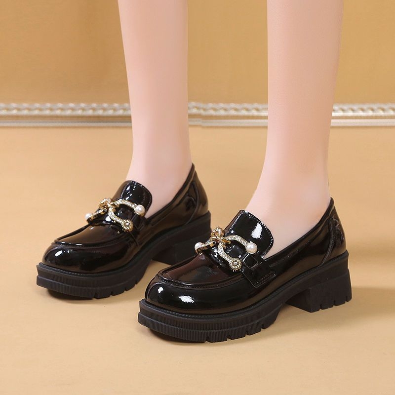 Női loaferok – kerek orr, PU felső rész, 3–5 cm-es vastag sarkú, gumitalp, csatos slip-on