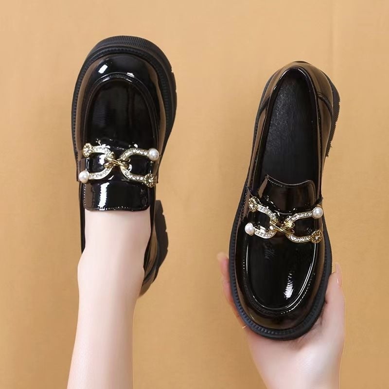 Női loaferok – kerek orr, PU felső rész, 3–5 cm-es vastag sarkú, gumitalp, csatos slip-on