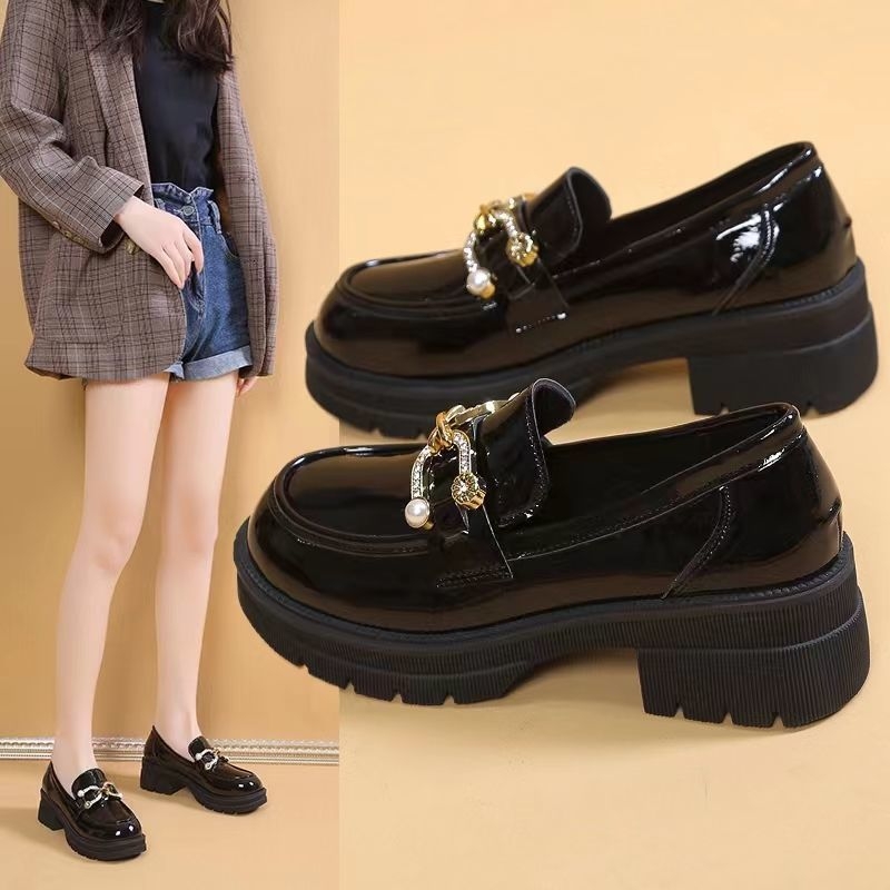 Női loaferok – kerek orr, PU felső rész, 3–5 cm-es vastag sarkú, gumitalp, csatos slip-on