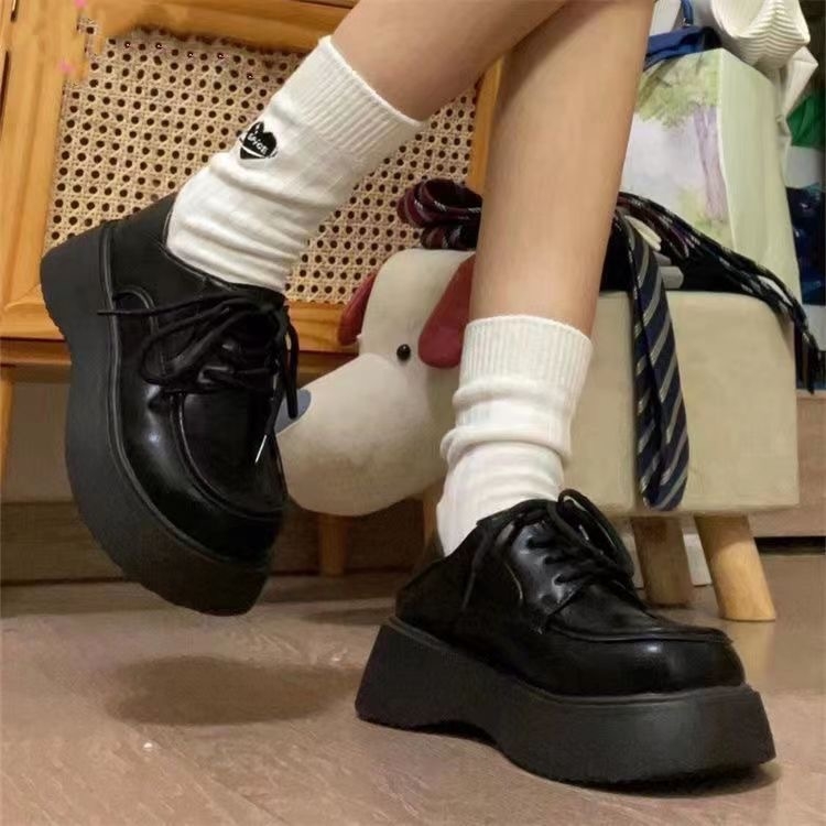 Női platformos loaferok, kerek orrú, műbőr felsőrész, gumitalp, középmagas sarok 3–5 cm.