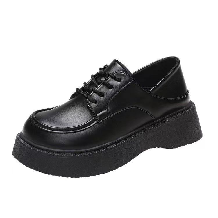 Női platformos loaferok, kerek orrú, műbőr felsőrész, gumitalp, középmagas sarok 3–5 cm.