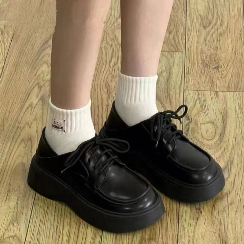 Női platformos loaferok, kerek orrú, műbőr felsőrész, gumitalp, középmagas sarok 3–5 cm.