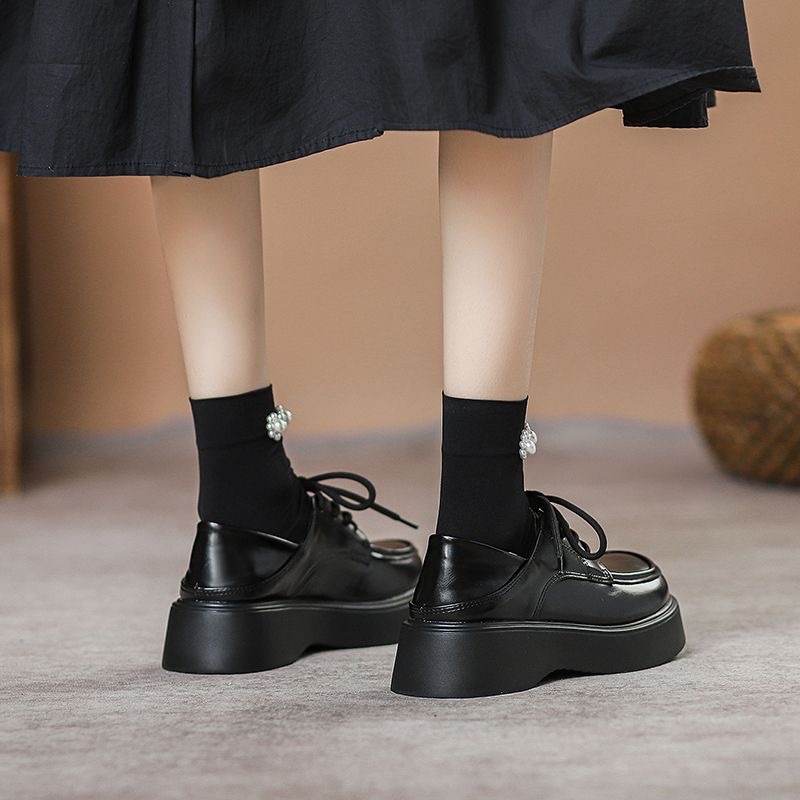 Női platformos loaferok, kerek orrú, műbőr felsőrész, gumitalp, középmagas sarok 3–5 cm.