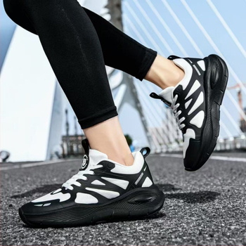 Αθλητικά παπούτσια τρεξίματος με άνω μέρος από δίχτυ, διαπνέοντα, ελαφρά, αντιολισθητική σόλα, με κορδόνια.