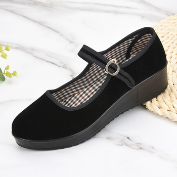 Moteriški audiniai batai kasdieniam nešiojimui, viršus – flokso, padas – poliuretanas, vidutinio aukščio kulnas 3–5 cm, apvali nosis