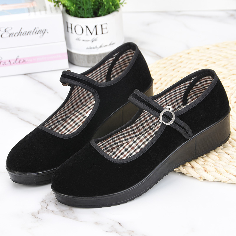 Moteriški audiniai batai kasdieniam nešiojimui, viršus – flokso, padas – poliuretanas, vidutinio aukščio kulnas 3–5 cm, apvali nosis