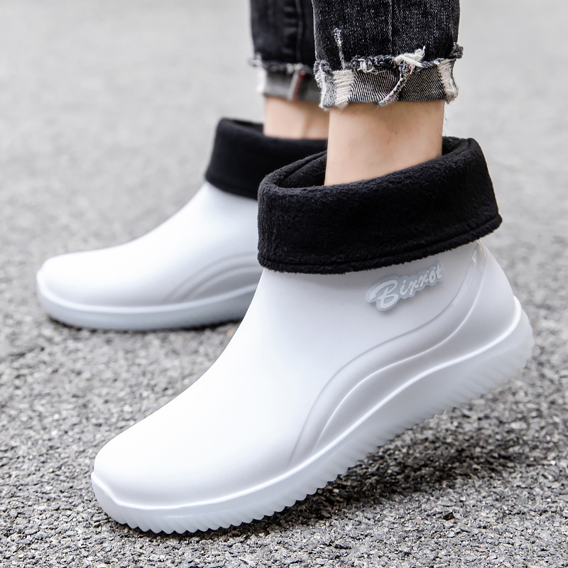 Moteriški trumpi lietaus batai - vandeniui atsparūs, neslystanti padas, PVC viršus, visoms metų laikams