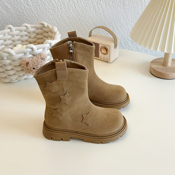 Meitenēm paredzēti Martins zābaki ar vidēja garuma augšdaļu, mākslīgās ādas virsējais materiāls, gumijas zole, ziemas modelis.