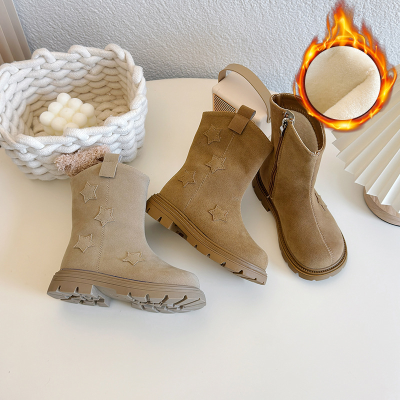 Meitenēm paredzēti Martins zābaki ar vidēja garuma augšdaļu, mākslīgās ādas virsējais materiāls, gumijas zole, ziemas modelis.