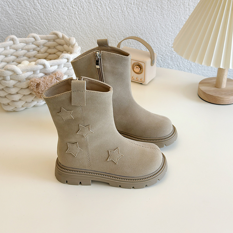 Meitenēm paredzēti Martins zābaki ar vidēja garuma augšdaļu, mākslīgās ādas virsējais materiāls, gumijas zole, ziemas modelis.