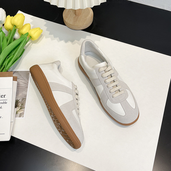 Moteriški kedai – dviejų sluoksnių karvės odos viršus, apvali nosis, priekinis raišteliavimas, guminė pada, PU vidpadis