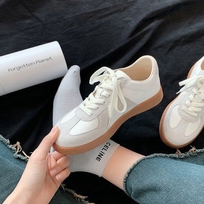 Moteriški kedai – dviejų sluoksnių karvės odos viršus, apvali nosis, priekinis raišteliavimas, guminė pada, PU vidpadis