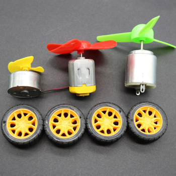 B medžiagų rinkinys, apie 140 komponentų: pavarų variklis, baterijų dėžutė, ratų modelio rinkinys